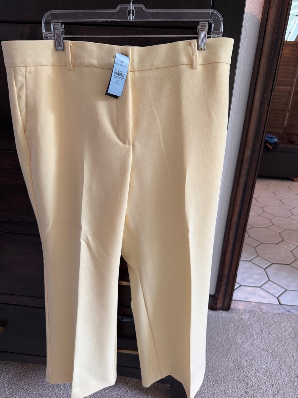 Ann Taylor Women's Butter Yellow Cropped Dress Pants - Curvy fit NWT